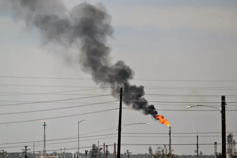 Power outage forces Suncor refinery in Commerce City to restart, spew black and yellow smoke