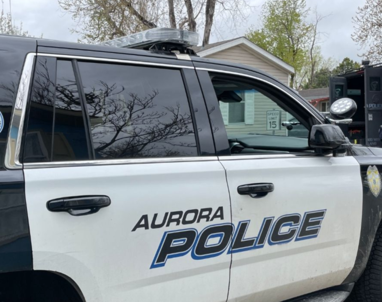 Man fatally shot at west Aurora apartment complex