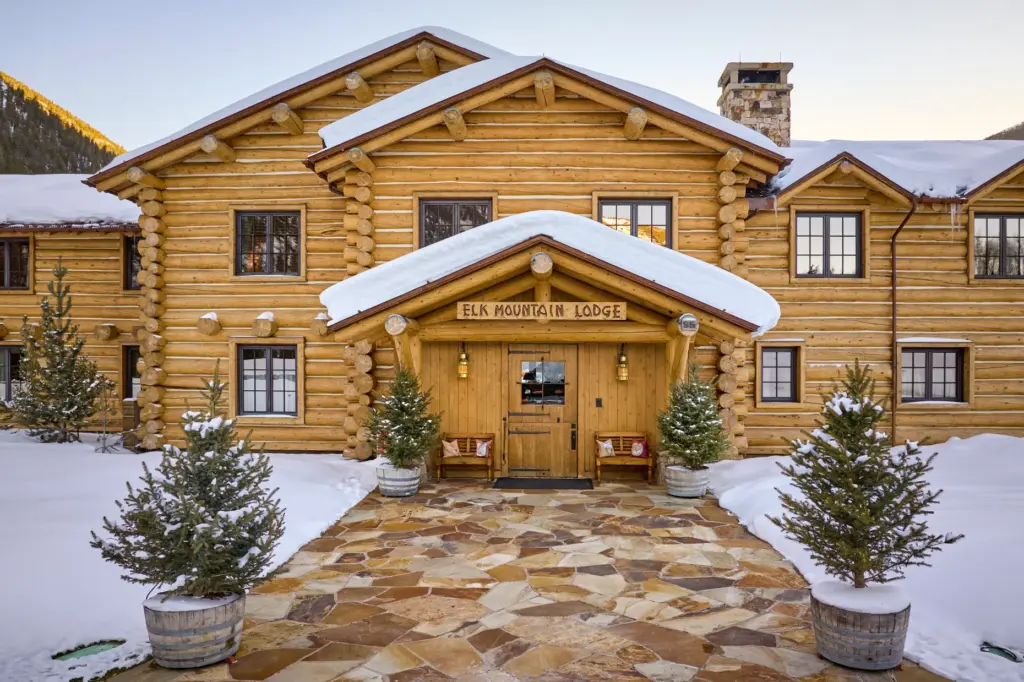 An exterior image of Elk Mountain Lodge at 125 Rooney...