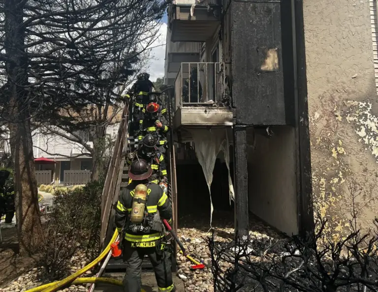 One injured after south Denver apartment fire