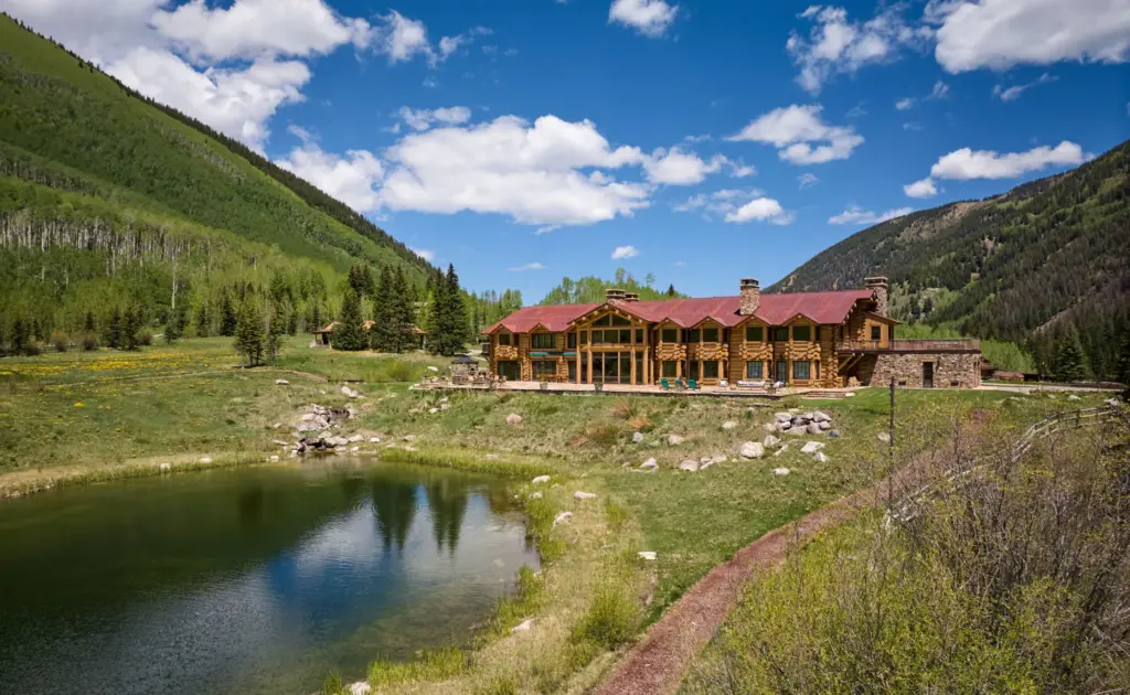 An exterior image of Elk Mountain Lodge at 125 Rooney...