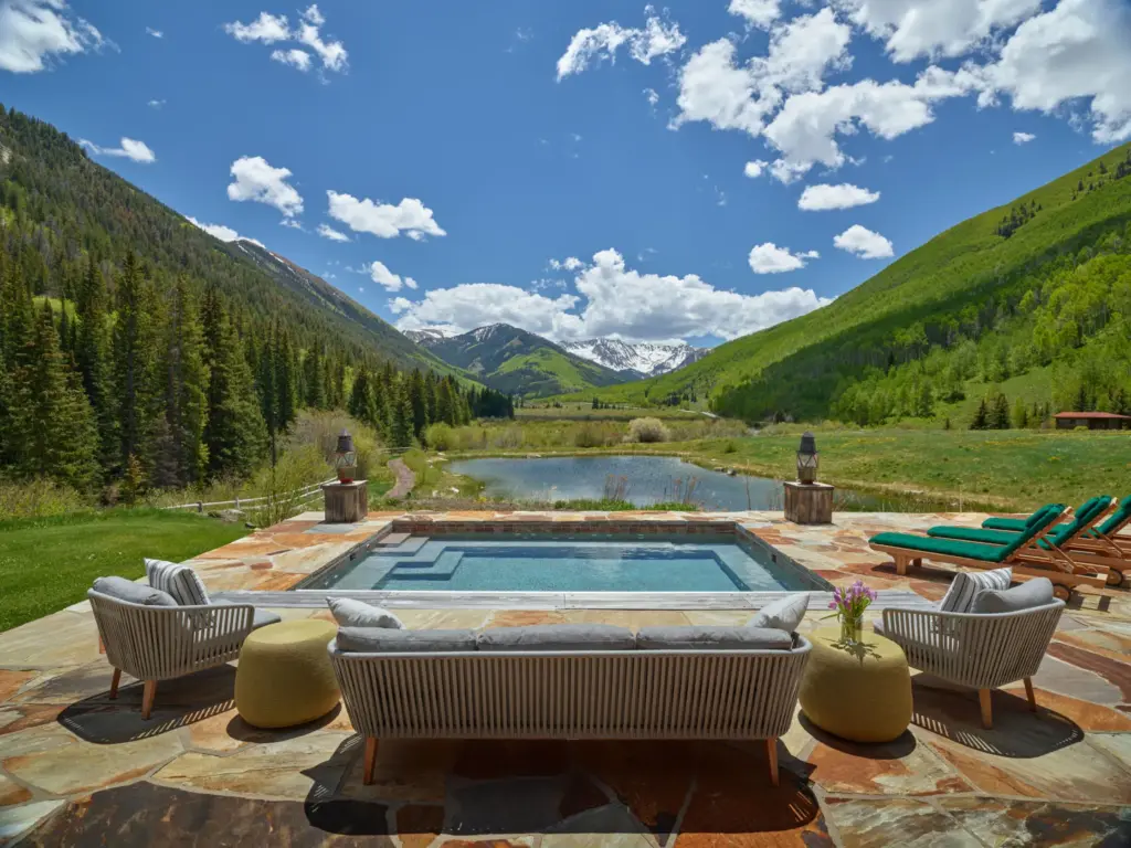 An exterior image of Elk Mountain Lodge at 125 Rooney...