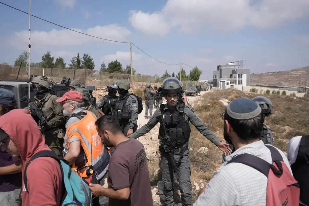 Israeli army soldiers turn back activists who marched with food...