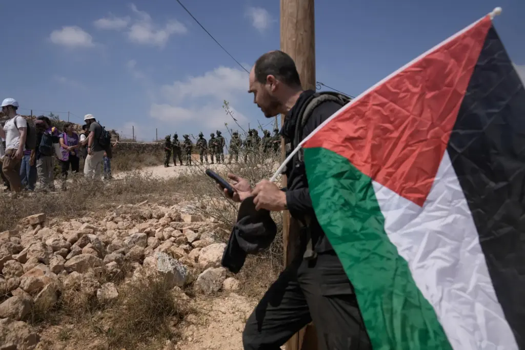 Israeli army soldiers turn back activists who marched with food...
