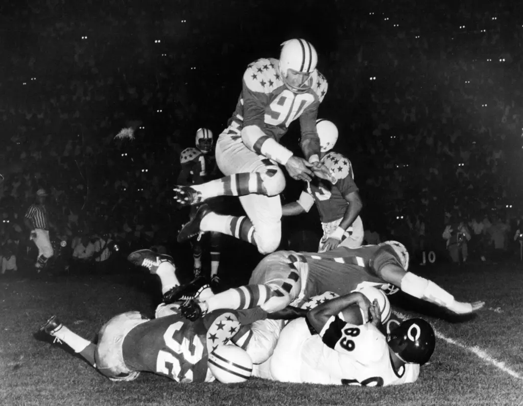 Mike Ditka (89) of the Bears advances 9 yards with...