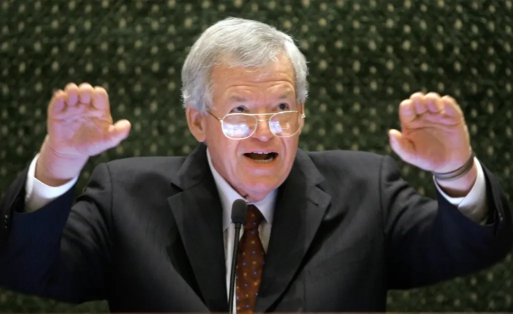 Former U.S. House Speaker Dennis Hastert speaks to lawmakers on the Illinois House of Representatives floor.